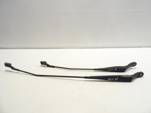 Front windscreen wiper blades - front,